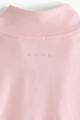 Campera deportiva rosa de corte ajustado, con cuello elevado, cierre frontal completo y mangas largas con abertura para el pulgar.