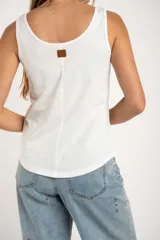 Musculosa blanca de algodón peinado, con escote redondo y corte al cuerpo.