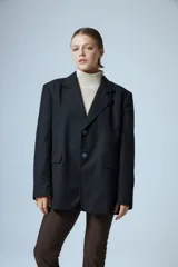 Calza de tiro alto confeccionada en lycra gruesa, con diseño semi-oxford y tajos en el ruedo frontal.