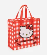 Bolsa de compras con estructura firme, confeccionada en polipropileno con estampado de cuadros vichy en color rojo y blanco. Presenta un diseño frontal con el personaje Hello Kitty y detalles de moños, con asas reforzadas para mayor resistencia.