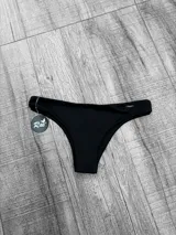 Bombacha de bikini negra de corte clásico.