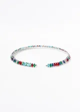 Gargantilla rígida plateada con hilera de zirconias de colores engarzadas.