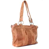 Cartera de hombro color negro, confeccionada en una combinación de cuero liso y cuero con textura tipo croco. Presenta un diseño de paneles verticales alternados y manijas trenzadas sujetas por argollas metálicas.