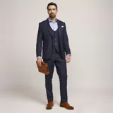 Traje de tres piezas Torelli color azul con sutil estampado a cuadros, compuesto por saco sastrero, chaleco abotonado y pantalón de vestir de corte recto.