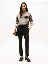 Pantalón slim de gabardina negro, con cierre de cremallera y botón, bolsillos laterales y traseros de ojal.