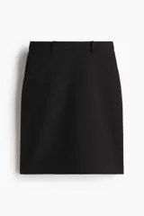 Pollera tubo negra a la rodilla en punto grueso, de tiro alto con bolsillos al bies, trabillas para cinturón y cierre oculto en la parte trasera.