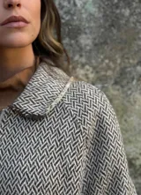 Tapado de paño de lana con estampado de espiga en tonos beige y blanco, con cierre frontal y cuello camisero.