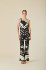 Mono de un solo hombro con estampa animal print en tonos tierra, oliva y negro. Confeccionado en jersey de poliéster y elastano, presenta un corte ajustado al cuerpo con pierna levemente acampanada desde la rodilla y detalle de hebilla dorada en el hombro.