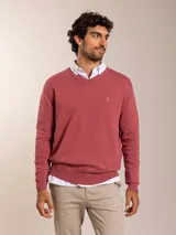 Sweater de punto color ladrillo, con cuello en V y logo bordado en el pecho.