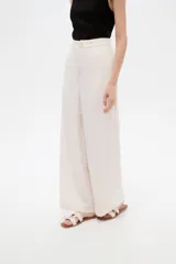 Pantalon sastrero ancho de tiro alto, color beige, con bolsillos y cierre frontal con botón.