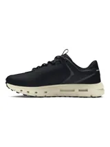 Championes Under Armour modelo Summit Trek, con diseño inspirado en los años 90. Presentan una parte superior de malla ligera en color negro con superposiciones sintéticas, mediasuela de doble densidad en tono crema y suela de goma con tacos para mayor tracción.