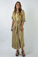 Vestido midi plateado brillante, tipo camisa, con cuello clásico, mangas 3/4 y lazo en la cintura.