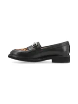 Mocasines de cuero negro con detalle de flecos y empeine con estampa animal print de leopardo, con hebilla metálica y suela de EVA liviana.