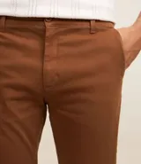 Pantalón de sarga para hombre, de corte recto y diseño básico. Cuenta con cintura fija con trabillas para cinturón, cierre frontal con cremallera y botón, y bolsillos laterales y traseros.