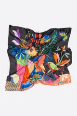 Pañuelo cuadrado de poliéster reciclado con un colorido diseño artístico de bodegón que incluye jarrones, flores, un pájaro, mariposas y frutas sobre fondo gris oscuro.