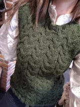 Chaleco de punto color verde oliva con diseño trenzado.