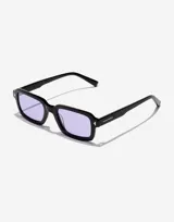 Gafas de sol unisex Hawkers Point, con montura rectangular negra y lentes color lavanda.