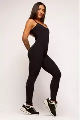 Jumpsuit deportivo de una pieza, color verde militar, con breteles finos y diseño ajustado al cuerpo. Presenta un corte estratégico que realza la figura y espalda escotada.