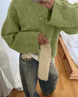 Sweater de punto en color verde matcha, con diseño oversized, cuello redondo y mangas amplias de corte relajado.