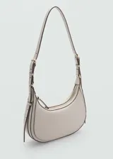 Bolso tipo bandolera color gris claro, con efecto piel y asa ajustable con hebillas.