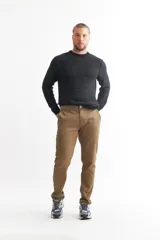 Pantalón de vestir color beige, de corte recto.