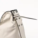 Bandolera de cuero sintético color blanco, con correa ancha regulable y cierre superior con cremallera.