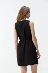 Vestido corto negro sin mangas, con escote drapeado y lazo fino para ajustar en la cintura.