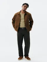 Camiseta básica de manga corta y cuello redondo, color rojo oscuro.