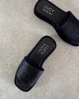 Zueco de cuero vacuno con pelo, color negro, con punta cuadrada y plataforma de 3.5 cm.