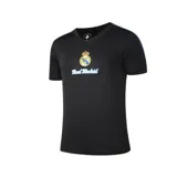 Remera de fútbol negra con cuello redondo y mangas cortas, con el escudo del Real Madrid estampado en el pecho y detalles en azul en los hombros.