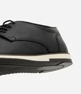 Zapato casual Viko para hombre de cuero marrón, tipo derby, con cordones del mismo tono, punta redondeada y suela plana en color blanco con detalles en negro y marrón oscuro.
