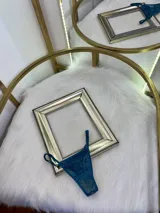 Pack de tres microtangas de encaje con tiras regulables, en colores surtidos.