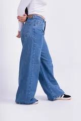 Pantalón de jean celeste de corte wide leg.
