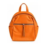 Mochila naranja de cuero sintético con cierre principal de cremallera, bolsillo frontal con cierre y tirador de tiras, y asa superior.