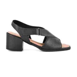 Sandalias de cuero color beige con tiras cruzadas y ajuste con velcro. Cuentan con tecnología Care Juanetes y taco cuadrado.