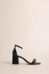 Sandalias de tacón ancho con tira delantera y tira ajustable al tobillo con hebilla, confeccionadas en terciopelo verde oscuro con forro y plantilla de cuero.