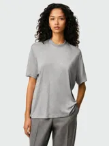 Remera de algodón gris con cuello redondo y logo bordado pequeño en el pecho.