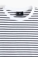 Remera de algodón liviano con diseño de rayas horizontales en blanco y negro, cuello redondo ribeteado y corte ajustado.