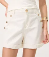 Short de sarga color blanco, de corte evasé con diseño de tiro medio, pasacintos en la cintura, bolsillos y botamangas con vuelta.