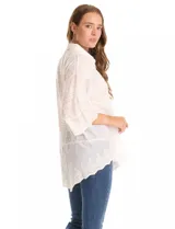 Camisa de algodón broderie color blanco, marca Liv Los Ángeles. Cuello con solapa, abertura central con botones y mangas ¾ amplias.
