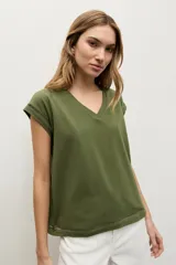 Remera verde oliva con cuello en V, mangas cortas y detalle de vainillas en las costuras de las mangas y el ruedo.