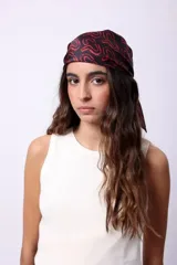 Pañuelo cuadrado de seda con diseño estampado de letras en color rojo sobre fondo negro.