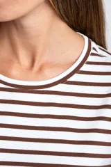 Remera de manga larga ajustada al cuerpo, con cuello redondo. Presenta un patrón de rayas horizontales anchas en color blanco y marrón oscuro.