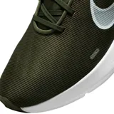Championes Nike Downshifter 12 para hombre, color negro con detalles en rojo y suela blanca.