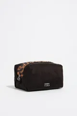 Neceser de tamaño grande con estructura blanda, exterior de nylon negro y asa superior con estampado de leopardo. Presenta el logo metálico de Bimba y Lola en el frente.