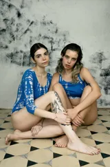 Bodysuit de manga larga con estampado tie-dye en tonos azul y blanco, de corte ajustado.