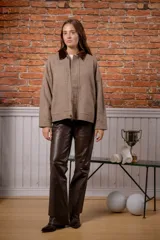 Campera de lana con estampado de cuadros pequeños en tonos marrones y beige. Presenta un cuello de pana en color marrón oscuro, cierre frontal con cremallera oculta por una solapa con botones y mangas largas con puños abotonados.