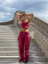 Top strapless de cuero sintético color rojo.