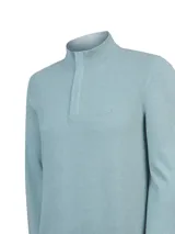Sweater de punto color celeste con cuello alto y cierre frontal parcial con solapa. Presenta detalles de textura en el tejido y el logo bordado al tono en el pecho.