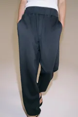 Pantalón de algodón con efecto lavado, de tiro medio, cintura elástica, pierna ancha y bajo abullonado con puño elástico.
